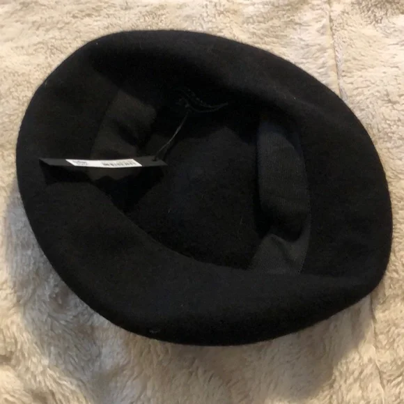 Elegant Black Beret - Picture 6 of 8